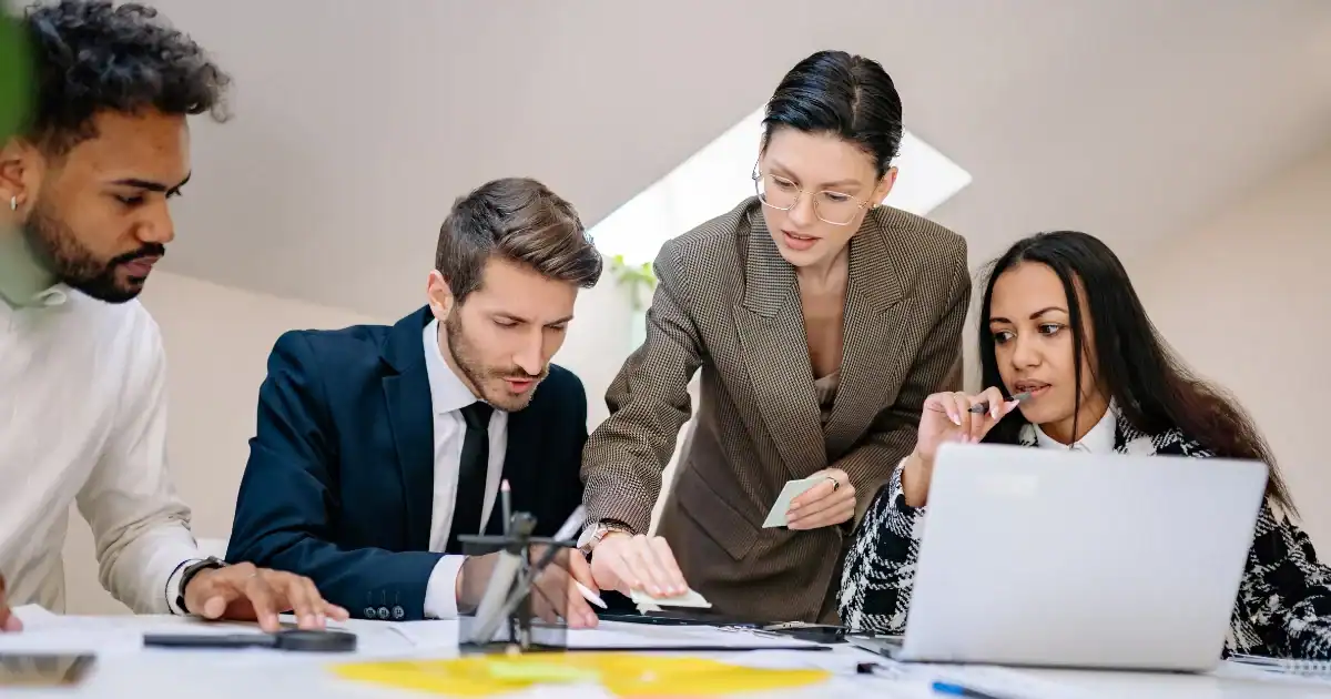 7 Jenis Pekerjaan di Dataran Rendah, Contoh, dan Skill Utama